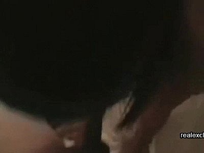 La milf asiatique Yena reçoit 2 bites blanches qui s'enfoncent dans son jeune trou de chatte serré avec leurs bites.