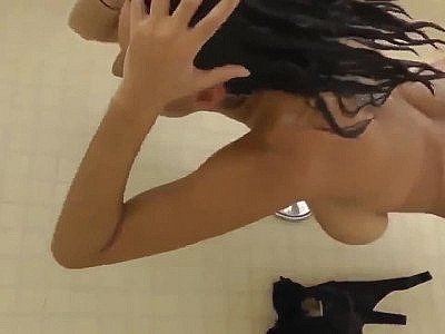 Une douche avec une MILF sexy