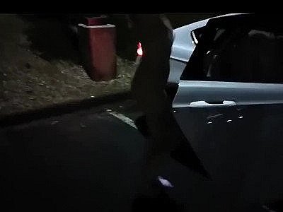 Une chanteuse adolescente baise et suce