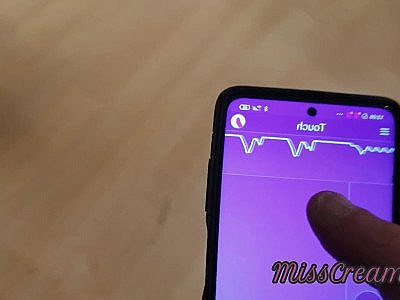 Public Flash - Orgasme féminin avec un jouet à distance au...