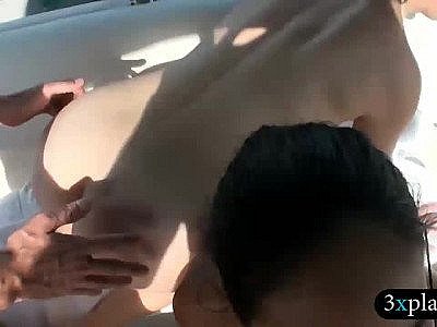 Des ados sexy en vacances de printemps s'amusent à quatre sur un bateau à moteur.