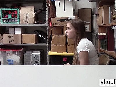 MILF blonde européenne suce une grosse bite dure d'un officier de LP