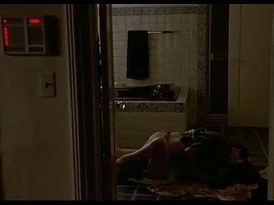 Madeleine Stowe nue dans Unlawful Entry