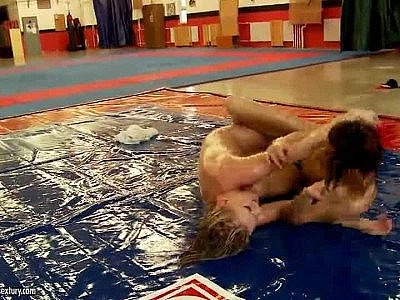 NudeFightClub présente Lyen Parker vs Lucy Heart