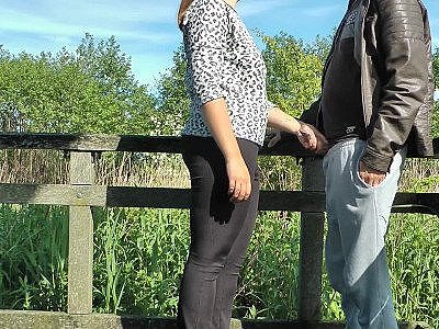 Pourquoi a-t-il joui si vite ? J'ai laissé mon mari regarder mes seins pendant que je lui faisais un...