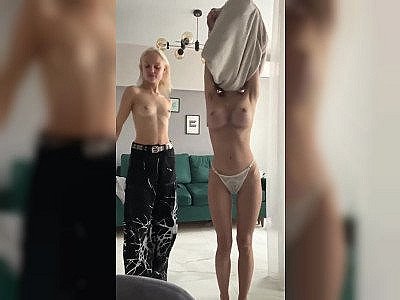 deux bombes montrant leurs seins