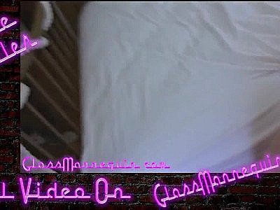 Deux MILFs tatouées se partagent deux grosses bites dans une orgie au petit déjeuner.