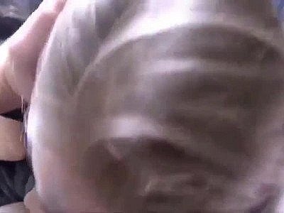 Adolescente innocente ayant un véritable orgasme avec un touriste en vacances