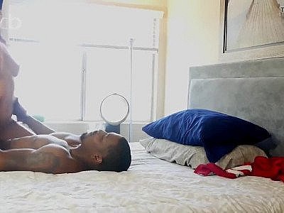 Une fille chaude aime la bite noire