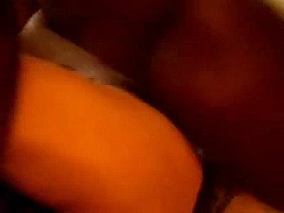 Mature chevauchant un homme noir