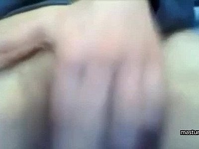 Une beurette avec un énorme clito