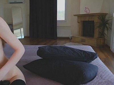 Adolescente aux gros seins et à la chatte parfaits