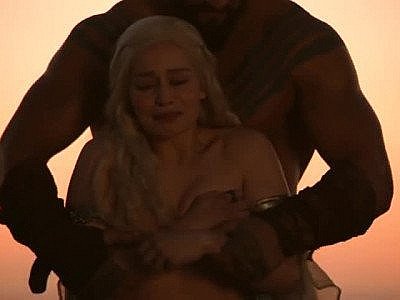 Emilia Clarke nue dans Game of Thrones (compilation)