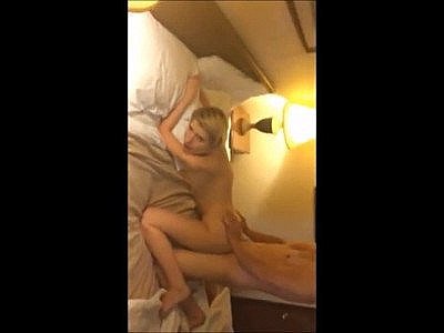 Un type laisse son meilleur ami baiser sa femme pour rembourser une dette 720p