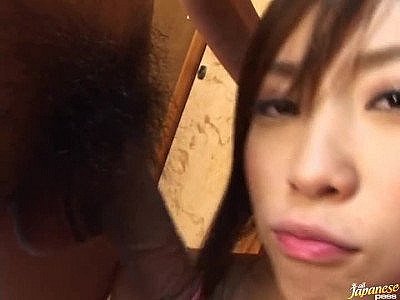 Ce chaud avec un joli cul s'appelle Chinatsu Izawa.