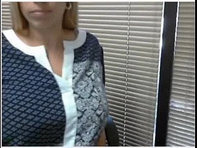 Surprise en train de s'exhiber au travail