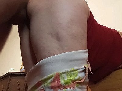 Je me suis faufilé dans la chambre de la belle-mère MILF et j'ai baisé son cul.