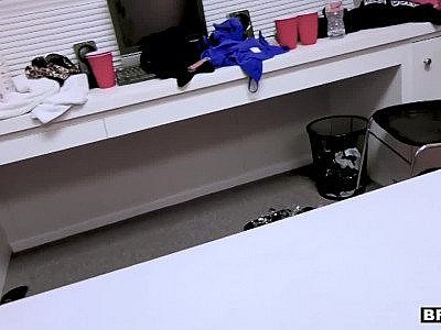 Bffs - une partie de strip-pong tourne à l'orgie à l'université HD