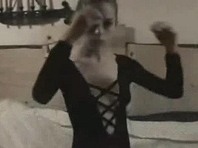 Elle me suce jusqu'à que je la couvre de sperme