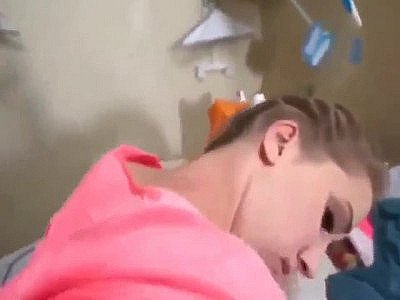 Une blonde excitée aime le sexe brutal avec son nouveau colocataire.