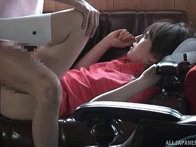 Un amateur asiatique reçoit plus qu'une leçon de golf de la part d'un professeur excité