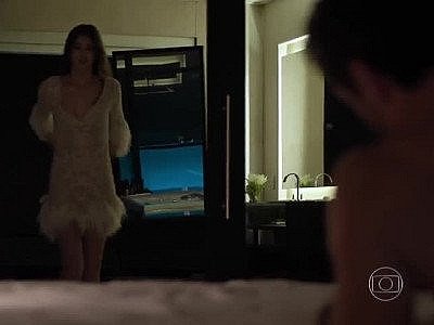 Camila Queiroz se fait baiser dans une scène de la série Verdades Secretas