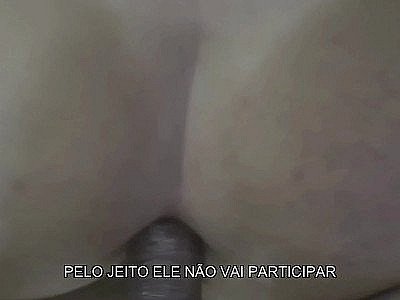 La femme salope ne peut pas résister à l'attente de son mari et fait du sexe anal avec l'amant avant.