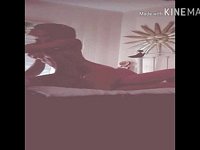 LA BELLE FEMME chevauche ma bite dure en étant une petite amie coquine.