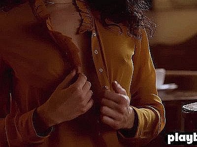 De jolies adolescentes modèles aux corps moulants aiment vraiment leur travail.