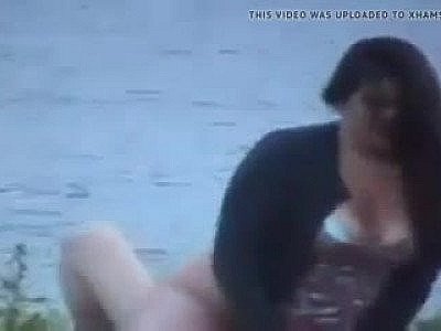 El marido en el chiringuito, y ella encantada con otro.