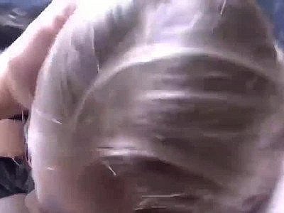 Une adolescente innocente s'amusant avec un touriste en vacances.