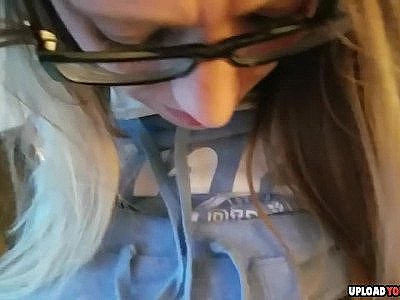 Elle est peut-être une intello, mais elle le suce bien.