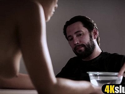 Ce mec pervers aime juste donner des coups de poing à des adolescentes émigrées.