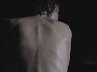 Une actrice se gode la chatte dans une salle de bain