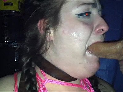 Une amatrice soumise suce une queue