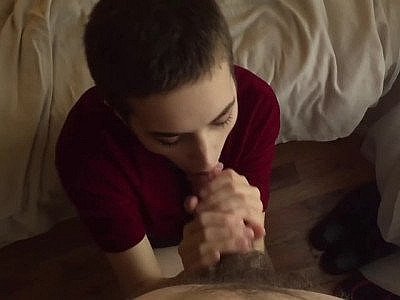 La baby-sitter aux cheveux courts veut de l'argent en plus et lèche la tête de cette bite.