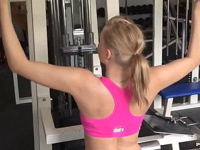 Une blonde en salle de sport se fait draguer et baiser en HD.