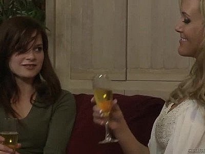 L'amour lesbien passionné avec de jolies adolescentes et rien que ça.