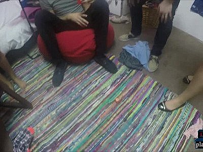 Des étudiantes excitées en pleine orgie dans un dortoir avec des tas de filles chaudes.