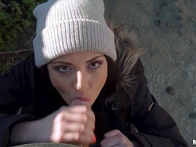 Rebecca se fait écraser la chatte entre deux cours. HD