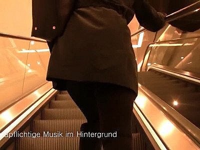 Maman et plug anal en public