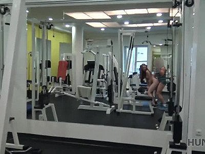 Hunt4k. Le sexe pour de l'argent dans un gymnase est la façon dont la beauté voulait terminer la journée HD.