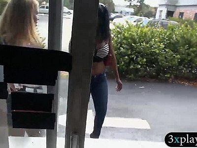 De jolies femmes ont montré leurs jolis seins pour quelques dollars.