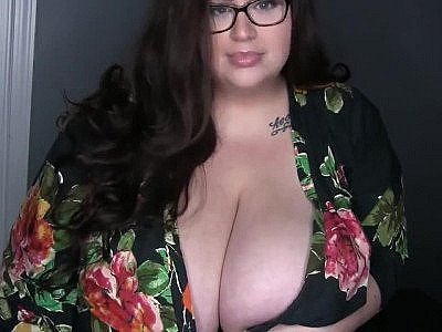 Une belle-mère aux gros seins fait une pipe.