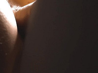 Baisée en levrette. Elle a soufflé son sperme dans des bulles et avec du son.