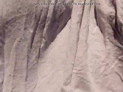 Seins sans soutien-gorge rebondissant dans une chemise pendant la marche et la course 4