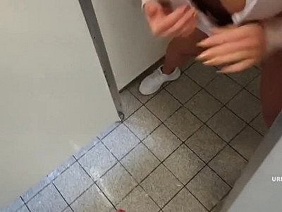 jeux de la douche dorée dans le loo de la gare HD