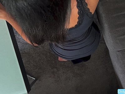 Une belle adolescente turque lui fait une fellation et le laisse jouir dans sa bouche.