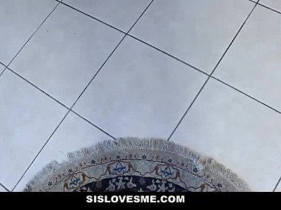 SisLovesMe - Une belle-sœur se réveille avec la bouche pleine de bite.