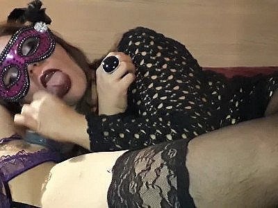 Le clito d'une poule mouillée se détache et est poussé à l'orgasme.